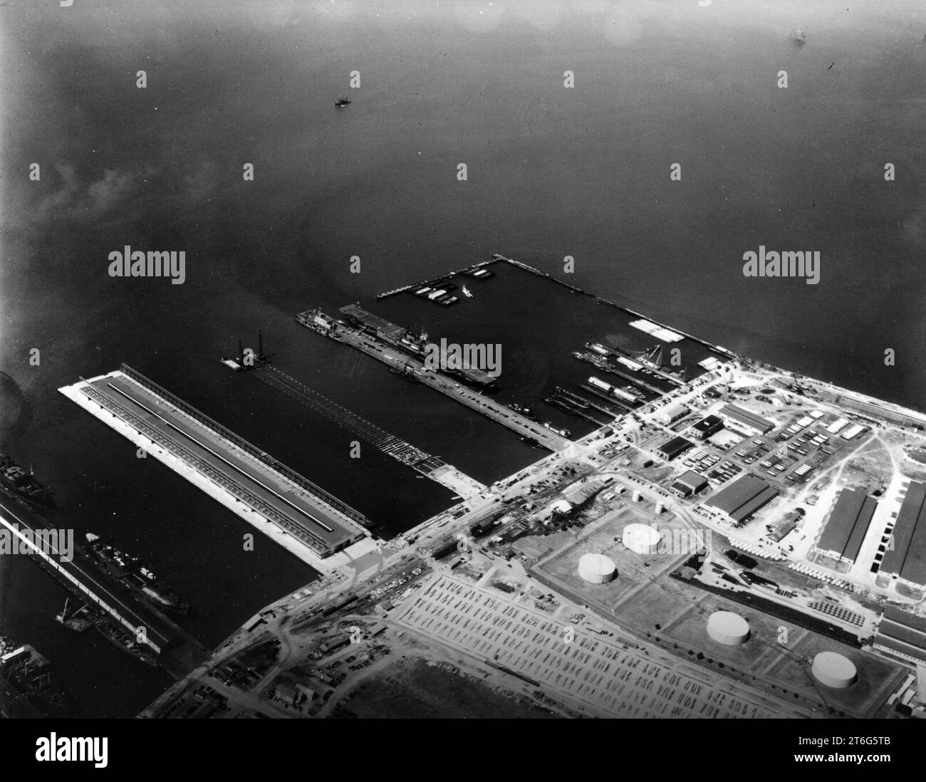 uss-yorktown-cv-5-docked-at-naval-station-norfolk-virginia-usa-on