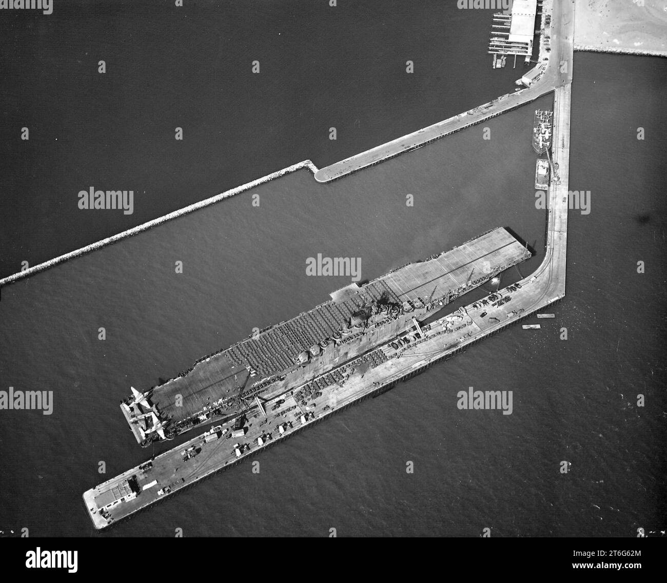 USS Yorktown (CV-10) loading aircraft, vehicles and supplies at Naval Air Station Alameda, California (USA), on 14 September 1943 (NNAM.1996.488.243.041) Stock Photo