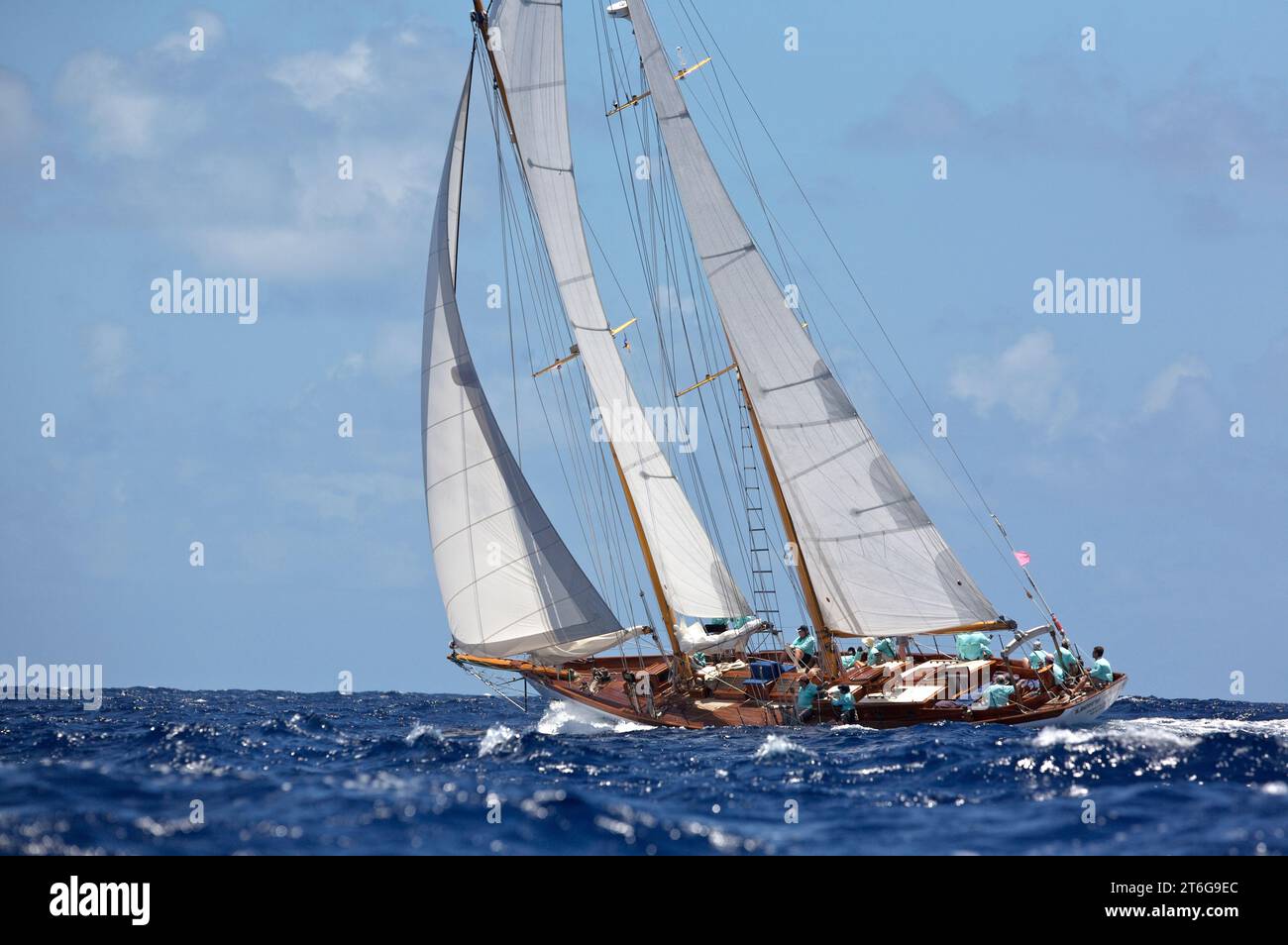 Yacht in full sail hi-res stock photography and images - Alamy