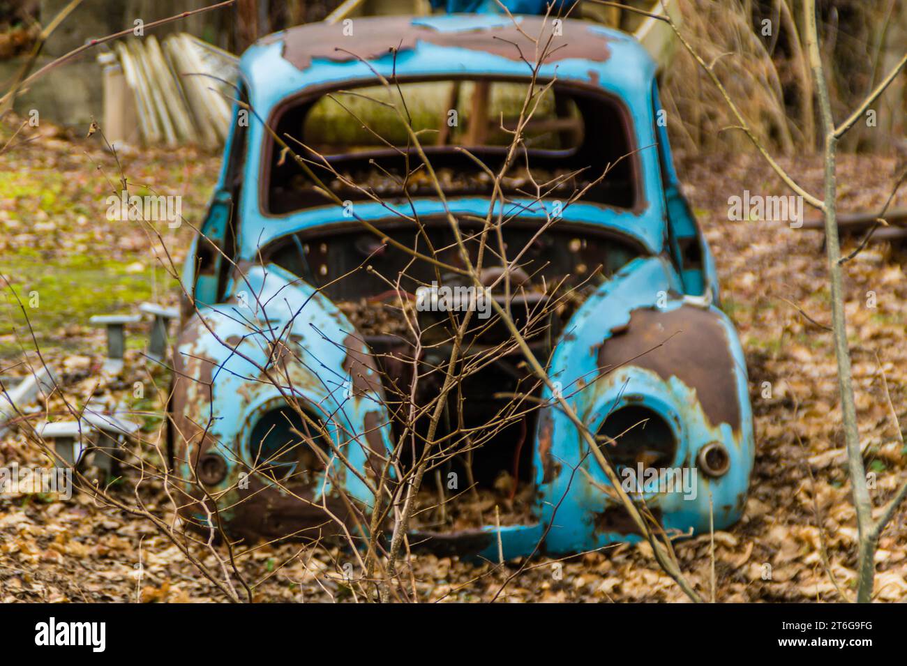 Car in a field hi-res stock photography and images - Alamy