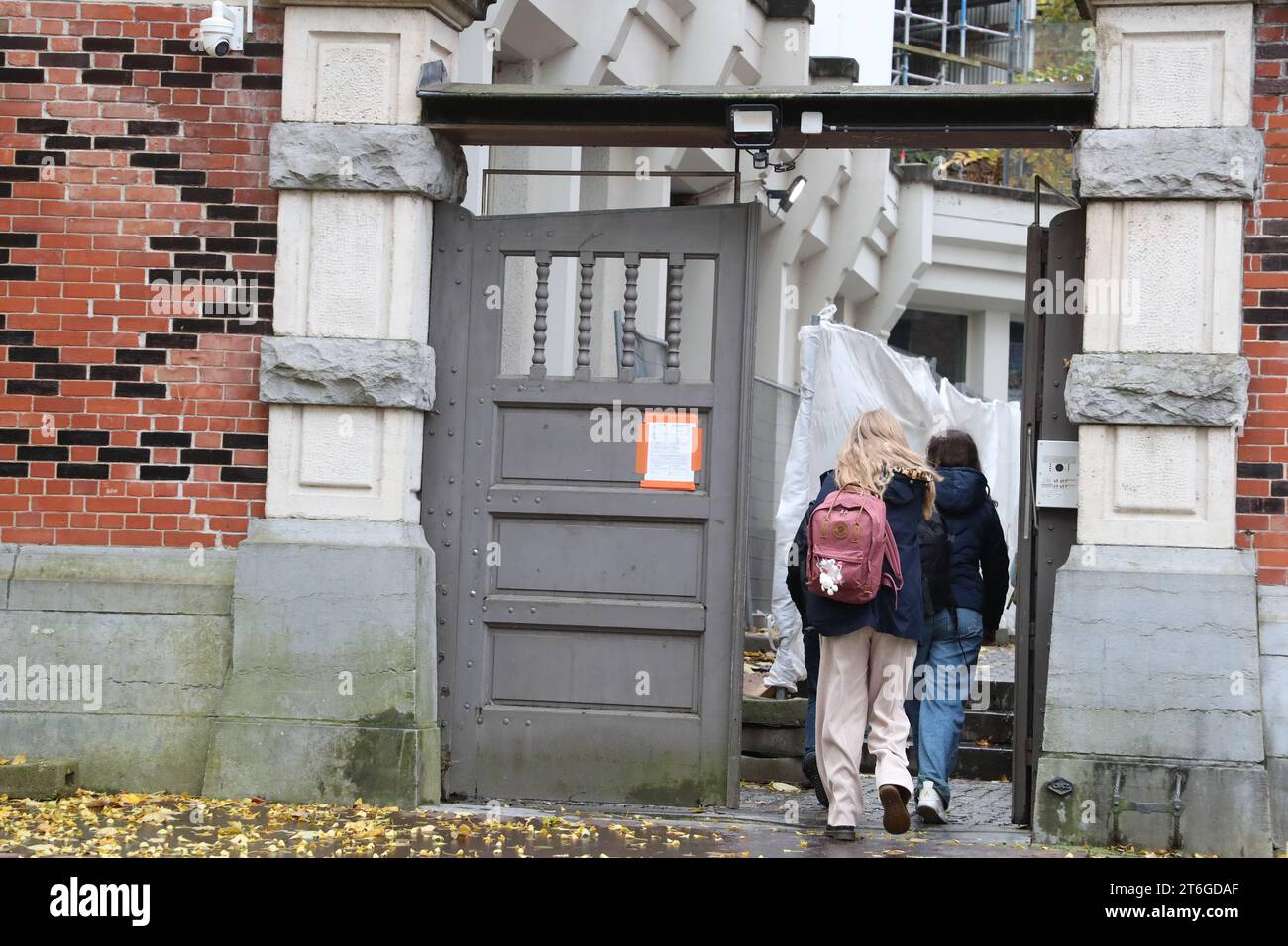 Brussels, Belgium. 10th Nov, 2023. Pupils return to their classes after a bomb alert at the Lycee Emile Jacqmain secondary school in Brussels on Friday 10 November 2023. BELGA PHOTO NICOLAS MAETERLINCK Credit: Belga News Agency/Alamy Live News Stock Photo