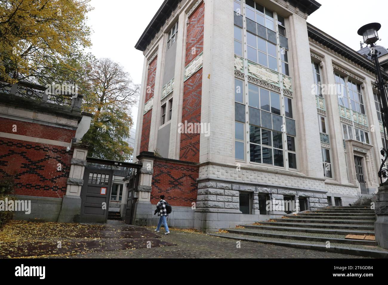 Brussels, Belgium. 10th Nov, 2023. Pupils return to their classes after a bomb alert at the Lycee Emile Jacqmain secondary school in Brussels on Friday 10 November 2023. BELGA PHOTO NICOLAS MAETERLINCK Credit: Belga News Agency/Alamy Live News Stock Photo