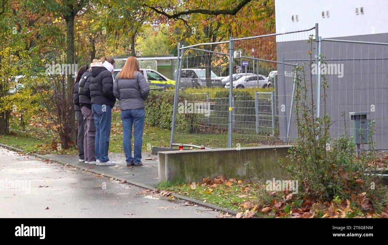 Der Tag nach der schrecklichen Gewalttat in Offenburg - Trauer an der Schule mit Kerzen und Blumen: 15-jähriger feuerte mit Schusswaffe in Offenburger Förderschule auf Mitschüler und trifft diesen am Kopf - dieser wird schwer verletzt und starb in eine Die ruhigen Gänge der Offenburger Waldbachschule, einer Bildungseinrichtung für lernschwache Kinder, wurden am Donnerstag Schauplatz eines tragischen Vorfalls. Ein 15-jähriger Schüler hatte einen 14-jährigen Mitschüler schwer verletzt. Am Nachmittag verstarb der 14 Jährige im Krankenhaus an den Kopfschussverletzungen. *** The day after the terri Stock Photo