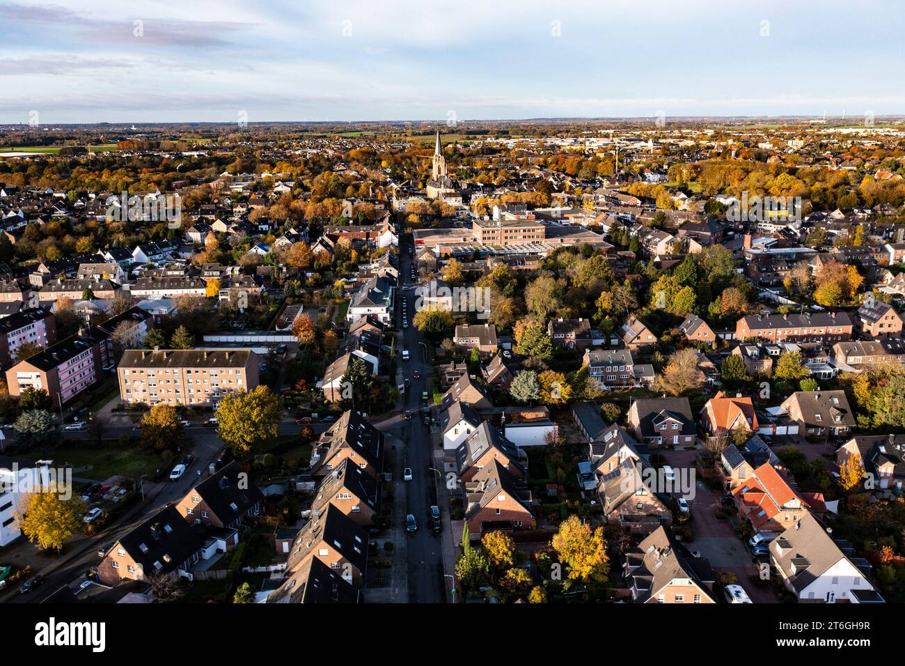 Übersicht über die Stadt Willich aus der Vogelperspektive. Zu sehen die Kirche St. Katharina im Zentrum Stock Photo