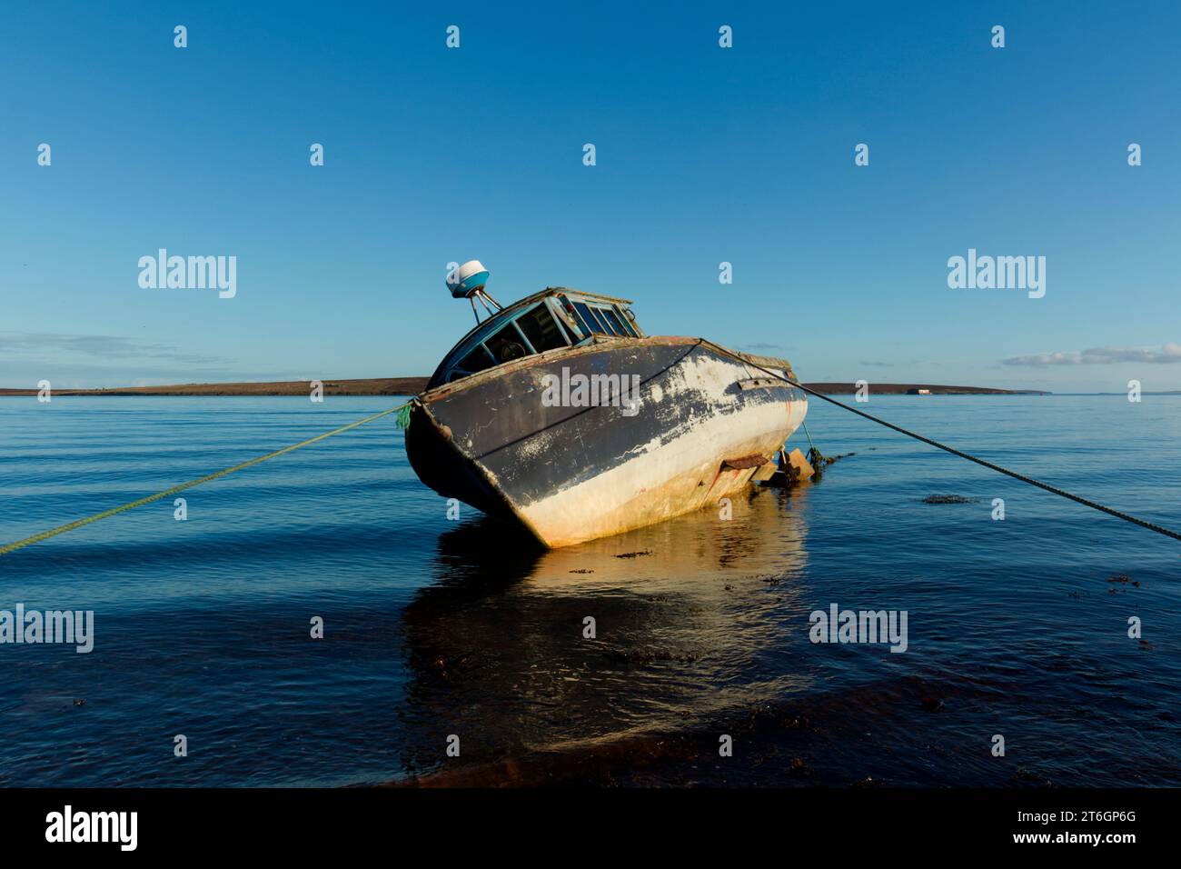 Abandoned wooden boat hi-res stock photography and images - Alamy