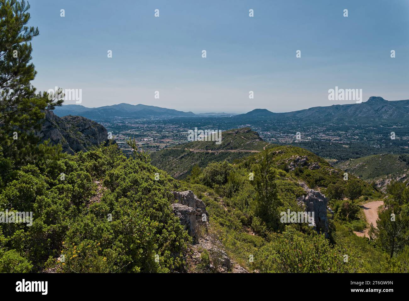 Colline provençales (Gemenos), vue sur la vallée d'aubagne, l'huveaune ...