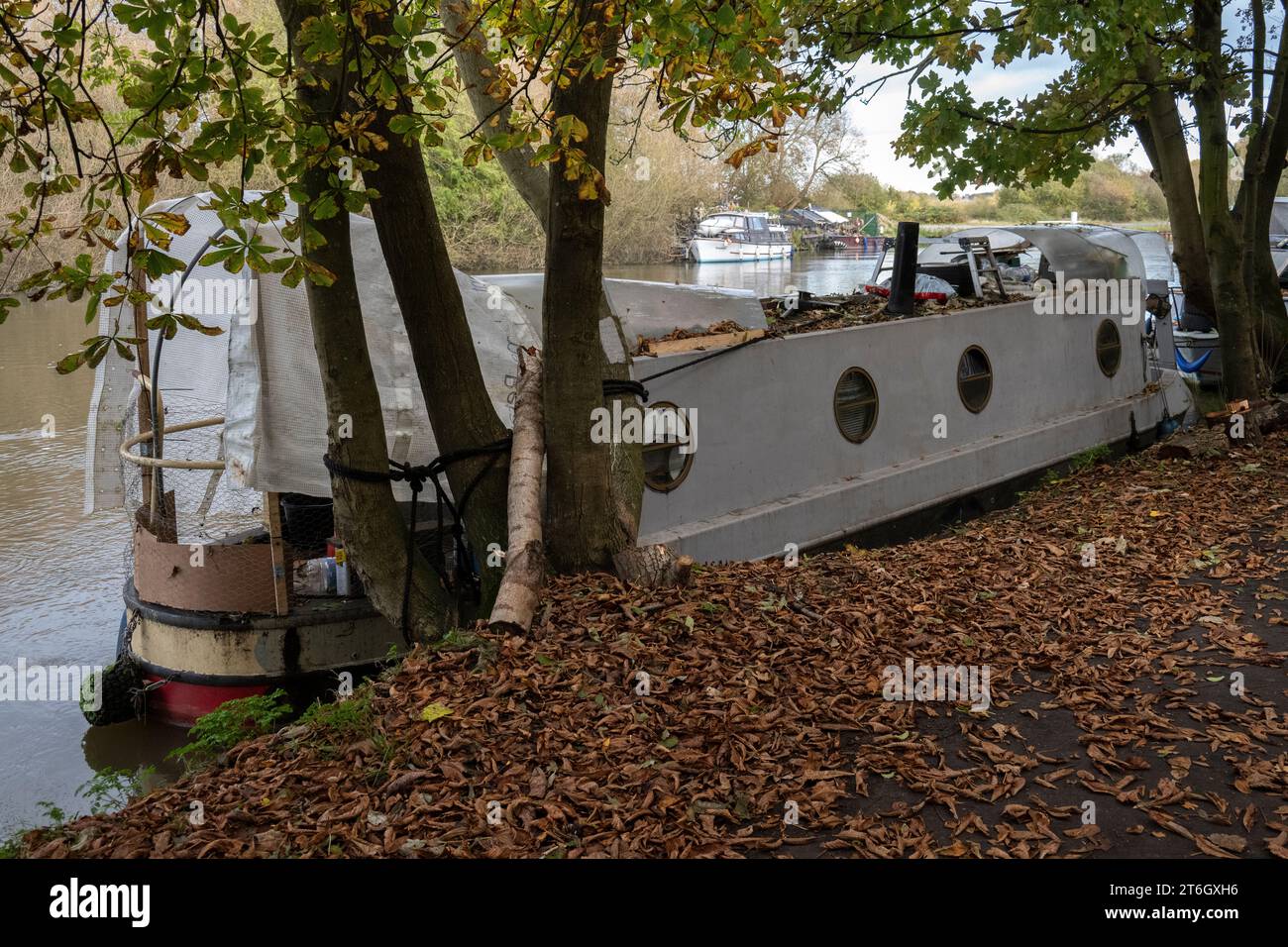 'A riverside stroll' -Live-aboard house boats along the river side inbetwen Reading and the Thames Valley Business Park Stock Photo