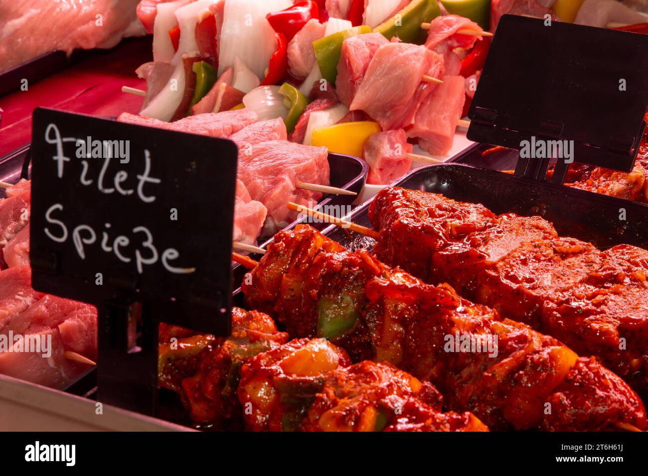 Fleischtheke in einer Metzgerei *** Meat counter in a butchers shop Copyright: xx Credit: Imago/Alamy Live News Stock Photo