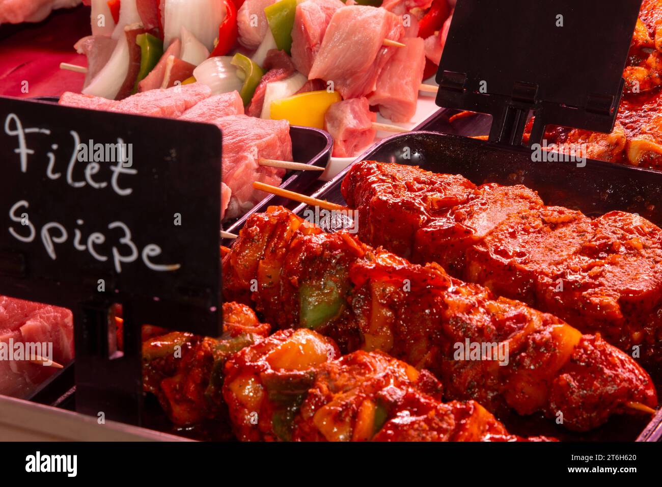 Fleischtheke in einer Metzgerei *** Meat counter in a butchers shop Copyright: xx Credit: Imago/Alamy Live News Stock Photo
