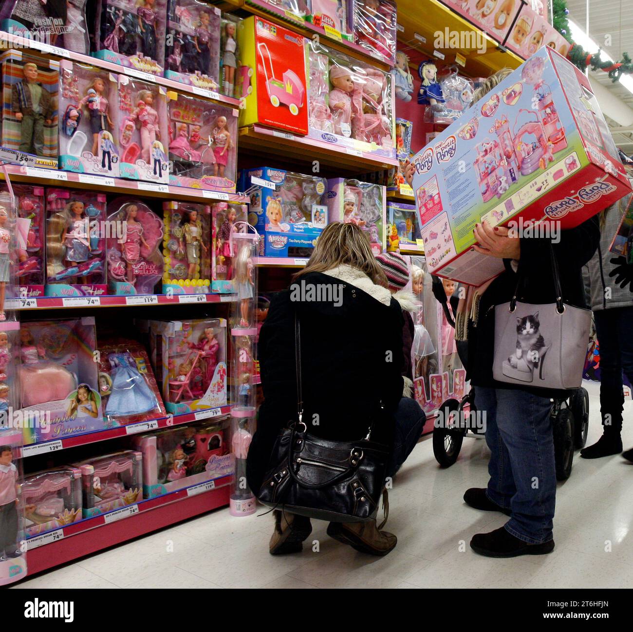 Christmas shopping at Toys R Us toy store Stock Photo Alamy