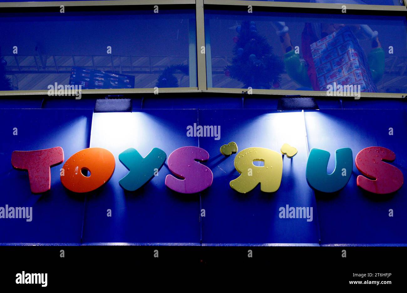 Toys shop pink blue hi-res stock photography and images - Alamy