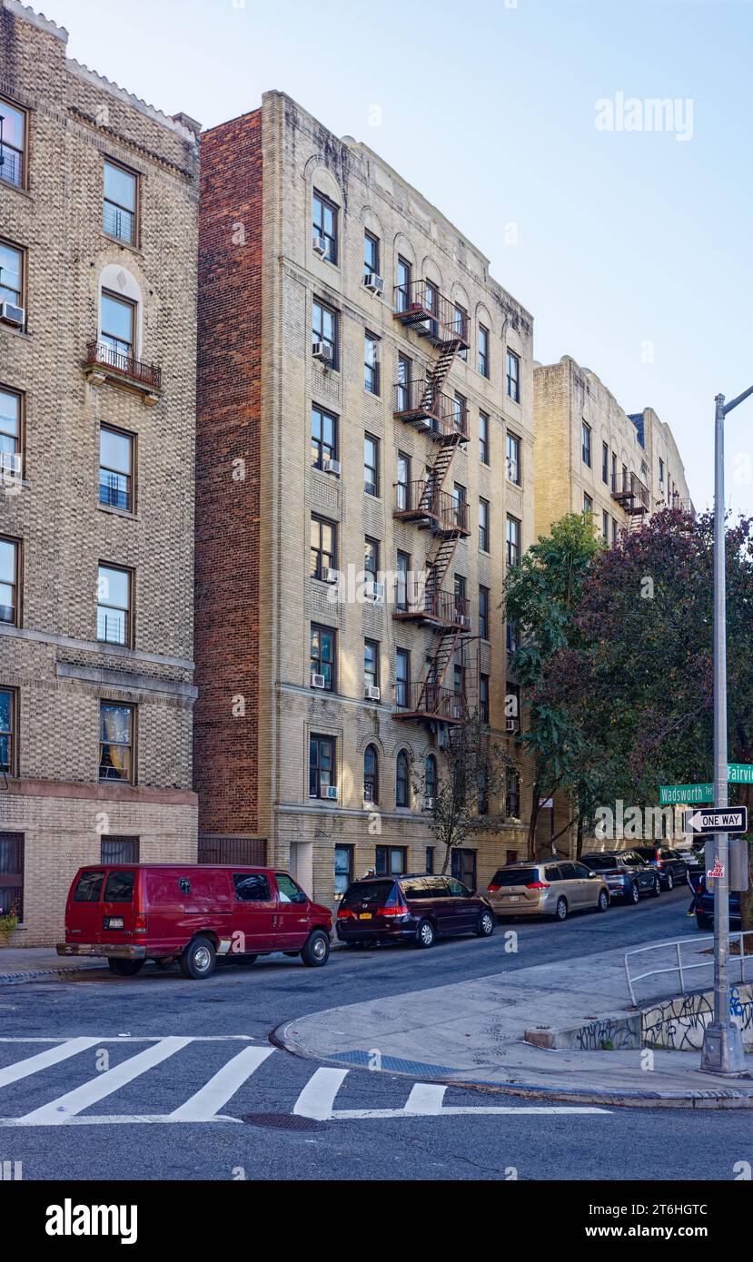 82 Wadsworth Terrace, an Emery Roth-designed two-wing apartment building, built 1923. The entrance is in a courtyard that separates the wings. Stock Photo