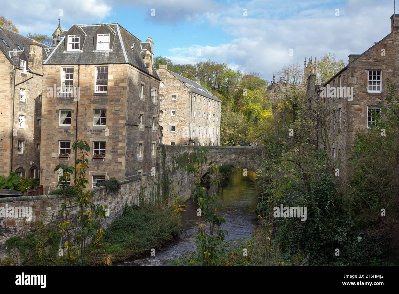 Edinburgh: the early 18th century single span Bells Brae bridge sits on an historic river crossing on the Water of Leith in Dean Village. Stock Photo