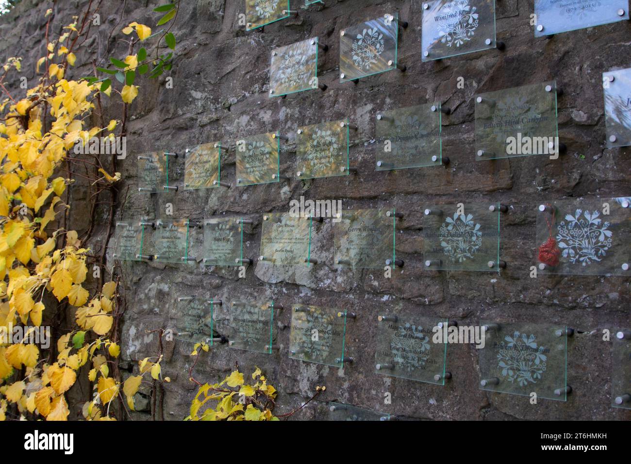 Edinburgh, the plaques commemorating loved ones and special occasions remain for 10 years in the Memory Garden of the Royal Botanic Garden. Stock Photo