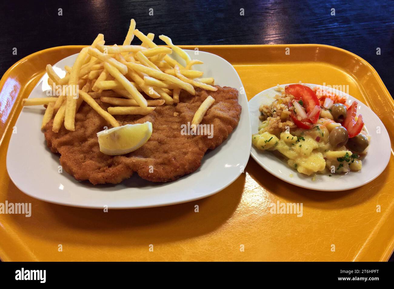 Wiener schnitzel und kartoffelsalat hi-res stock photography and images ...