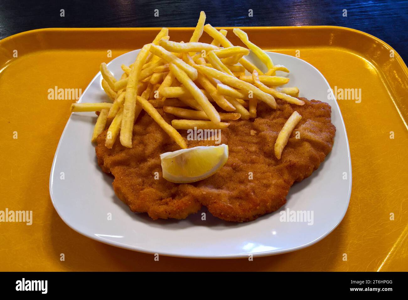 Wiener Schnitzel mit Pommes in einem Möbelhaus mit Gastronomie ... Wiener Schnitzel mit Pommes in einem Möbelhaus mit Gastronomie ...
