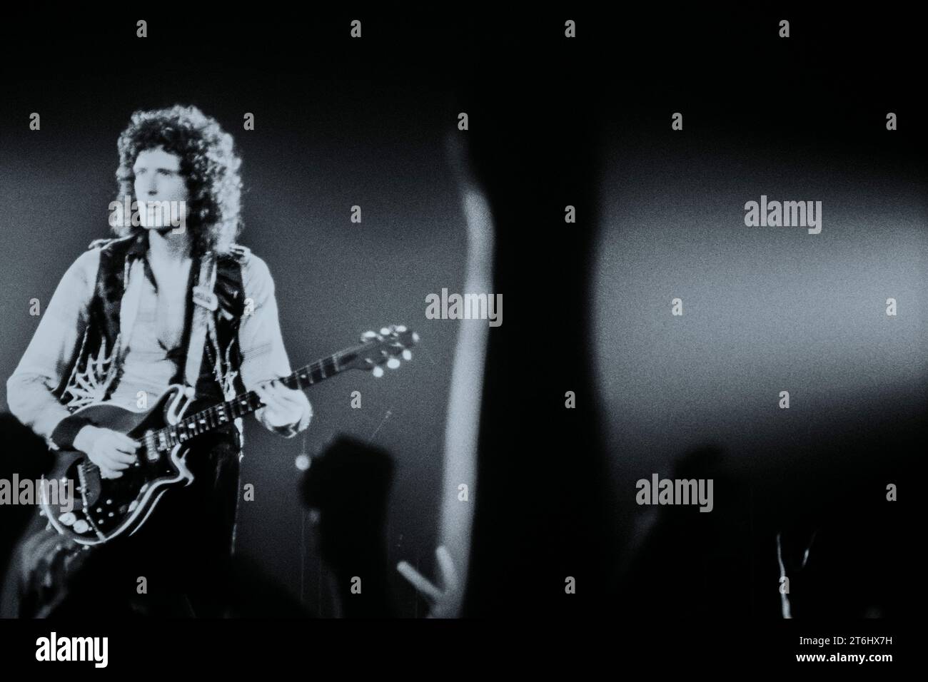 John deacon queen 1980 hi-res stock photography and images - Alamy