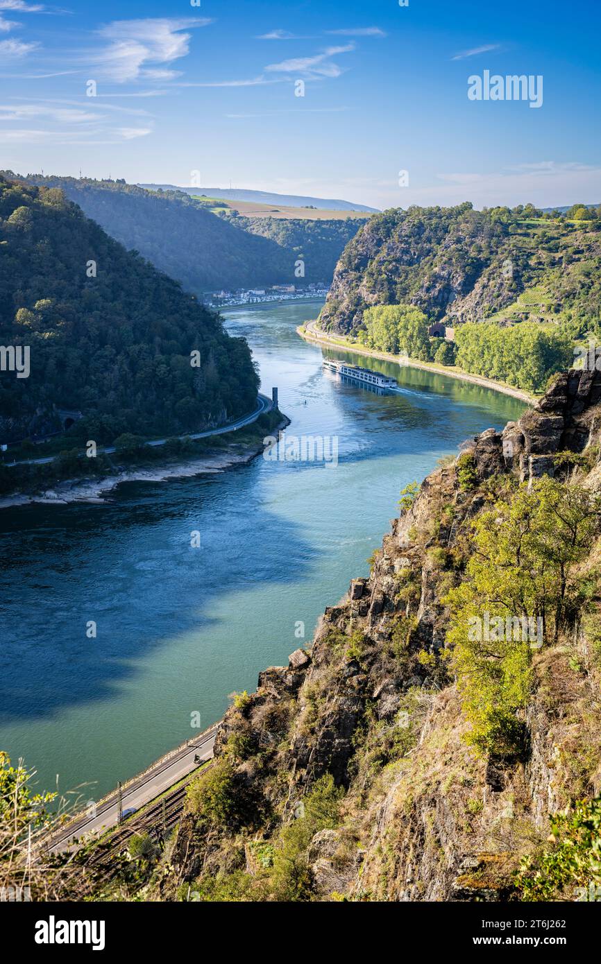 Rhine bend between Spitznack and the Loreley in the upper Middle Rhine Valley, river cruise ship sailing downstream, Stock Photo