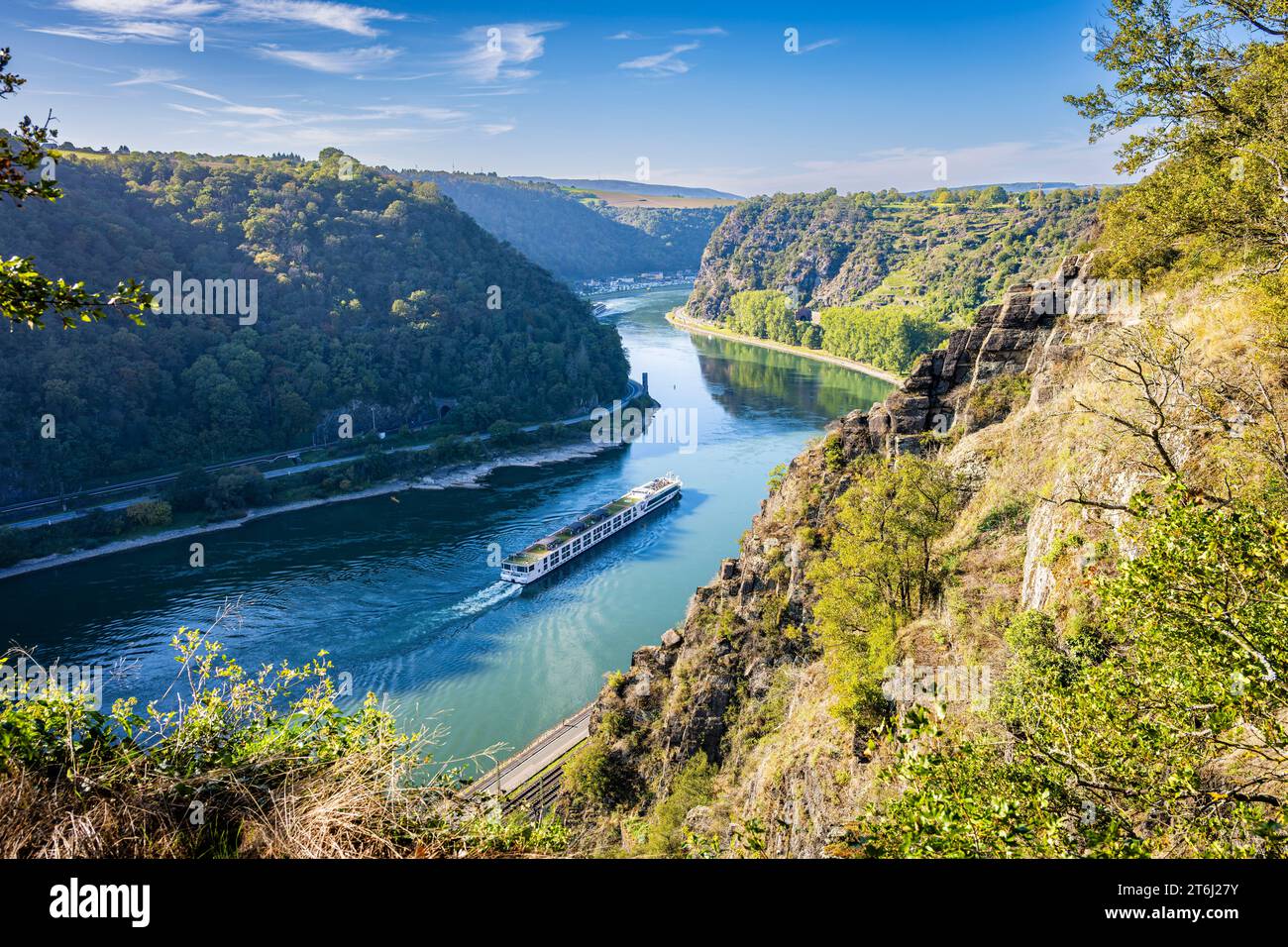 Rhine bend between Spitznack and the Loreley in the upper Middle Rhine Valley, river cruise ship sailing downstream, Stock Photo