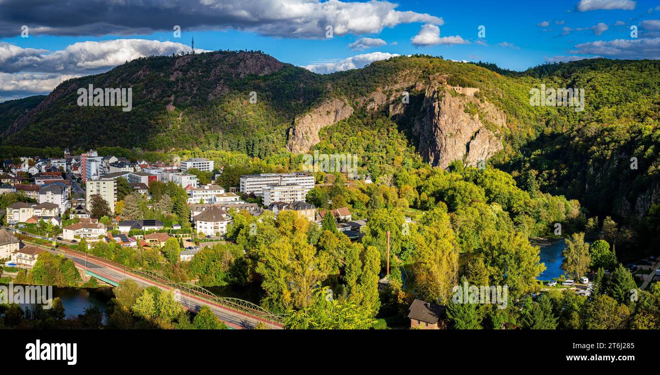 Bad Münster am Stein-Ebernburg, a climatic health resort and mineral health spa on the Nahe River, prominent landmark is the Rheingrafenstein with the castle ruins of the same name on top. Stock Photo