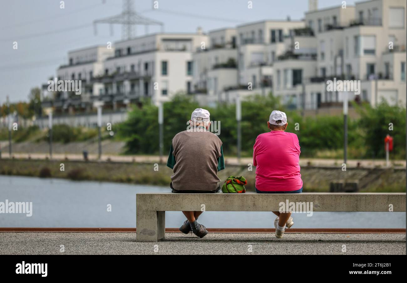 Gelsenkirchen, North Rhine-Westphalia, Germany, senior citizens sitting on a park bench at the marina in the new city quarter Graf Bismarck, apartment Stock Photo
