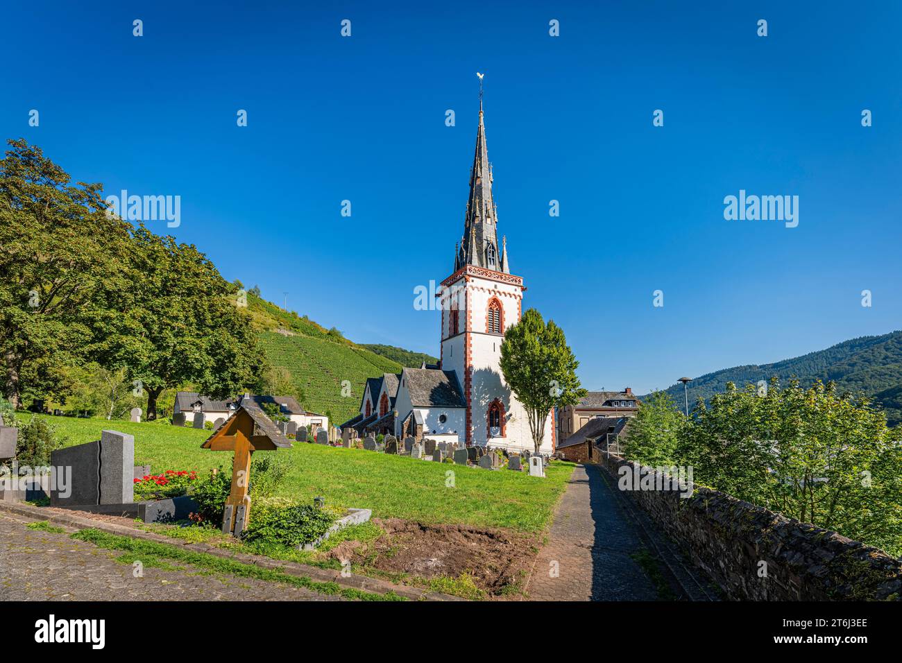 Parish church of St. Martin in Ediger-Eller on the Moselle, cemetery in the foreground, Stock Photo