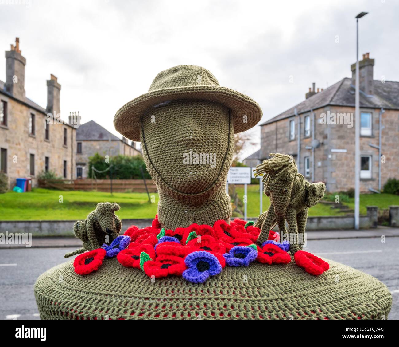 Morriston Road, Elgin, Moray, UK. , . This is a hand knitted/crochet Post Box Decoration for Remembrance of Soldiers, Horses, Dogs and other Animals lost during the Wars. Credit: JASPERIMAGE/Alamy Live News Stock Photo