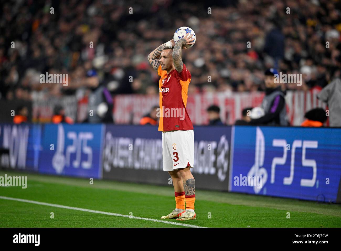 Throw-in action Angelino Galatasaray Istanbul (03), Champions League, Allianz Arena, Munich, Bavaria, Germany Stock Photo