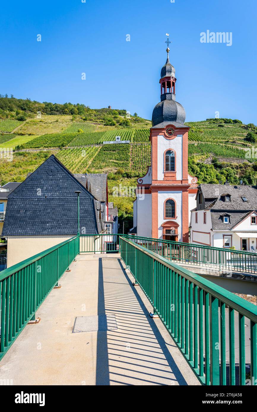 Catholic parish church St. Peter in Zell an der Mosel, town with a long history of viticulture at the picturesque Mosel bend at the Zeller Hamm and the famous wine 'Zeller Schwarze Katz', view from the pedestrian bridge, Stock Photo