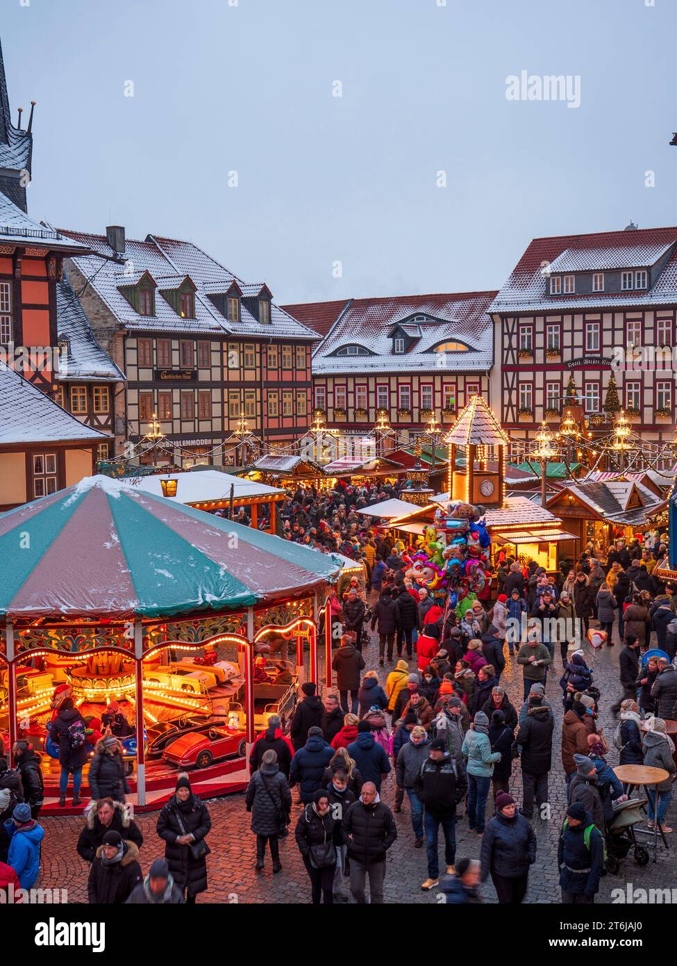 Christmas market at the market place with town hall, Wernigerode, Harz ...