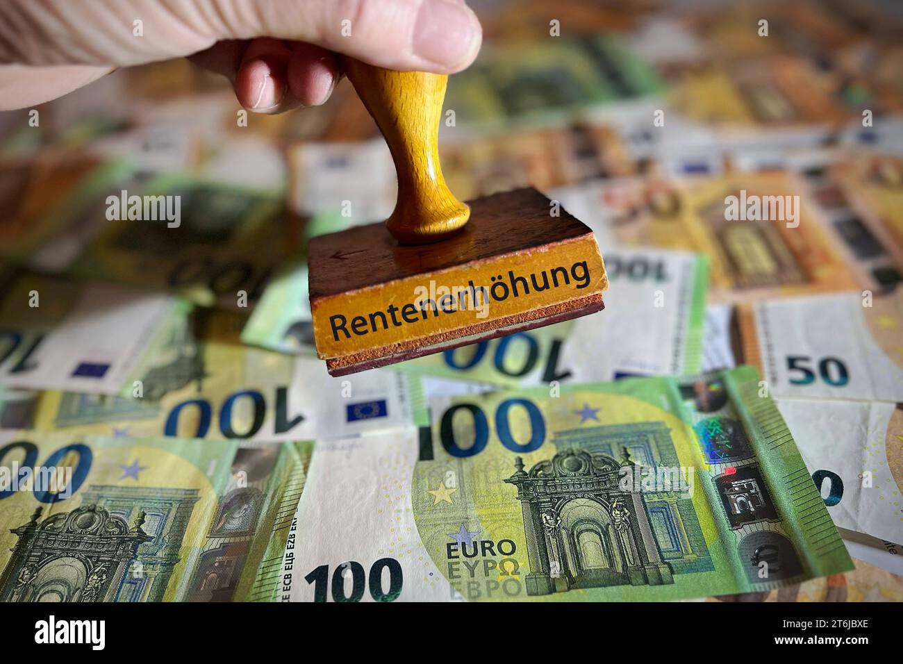 Themenfoto/Symbolfoto:RENTE, Rentenerhoehung Geld, Geldscheine, Euro ...