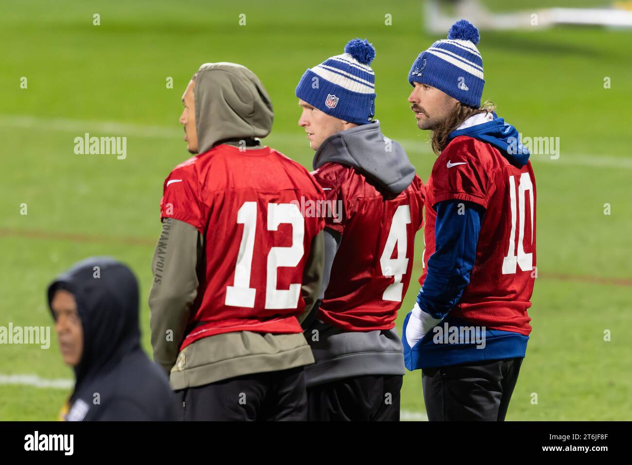 10 November 2023, Hesse, Frankfurt/Main: American football: NFL, before the second Germany game between the New England Patriots and the Indianapolis Colts, training: Gardner Minshew (r) with his colleagues Sam Ehlinger (m) and Kellen Mond (l) during training. Photo: Jürgen Kessler/dpa Stock Photo