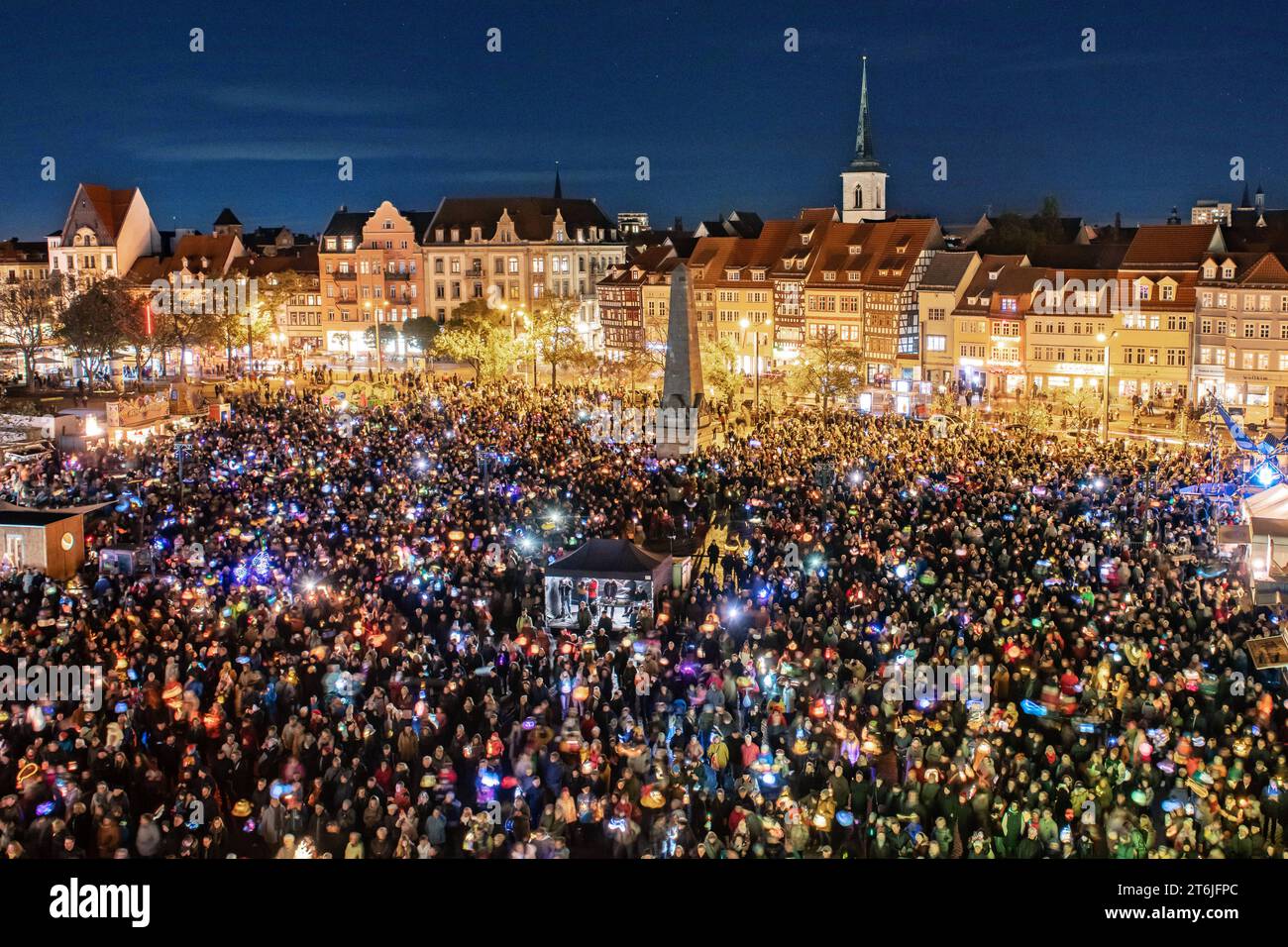 Tausende Menschen schwenken ihr Laternen waehrend einer MartiniFeier