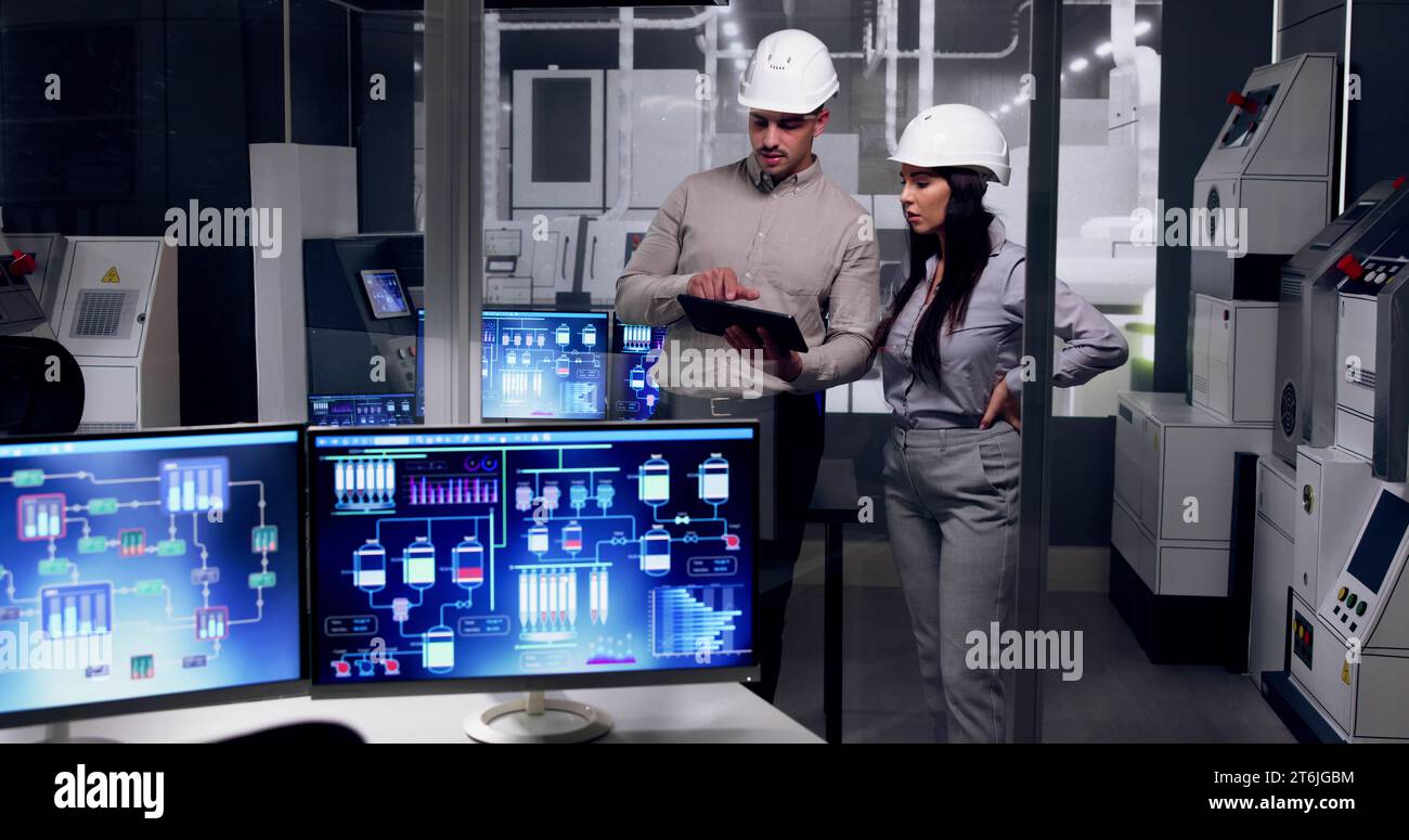 Engineer in industrial facility hi-res stock photography and images - Alamy