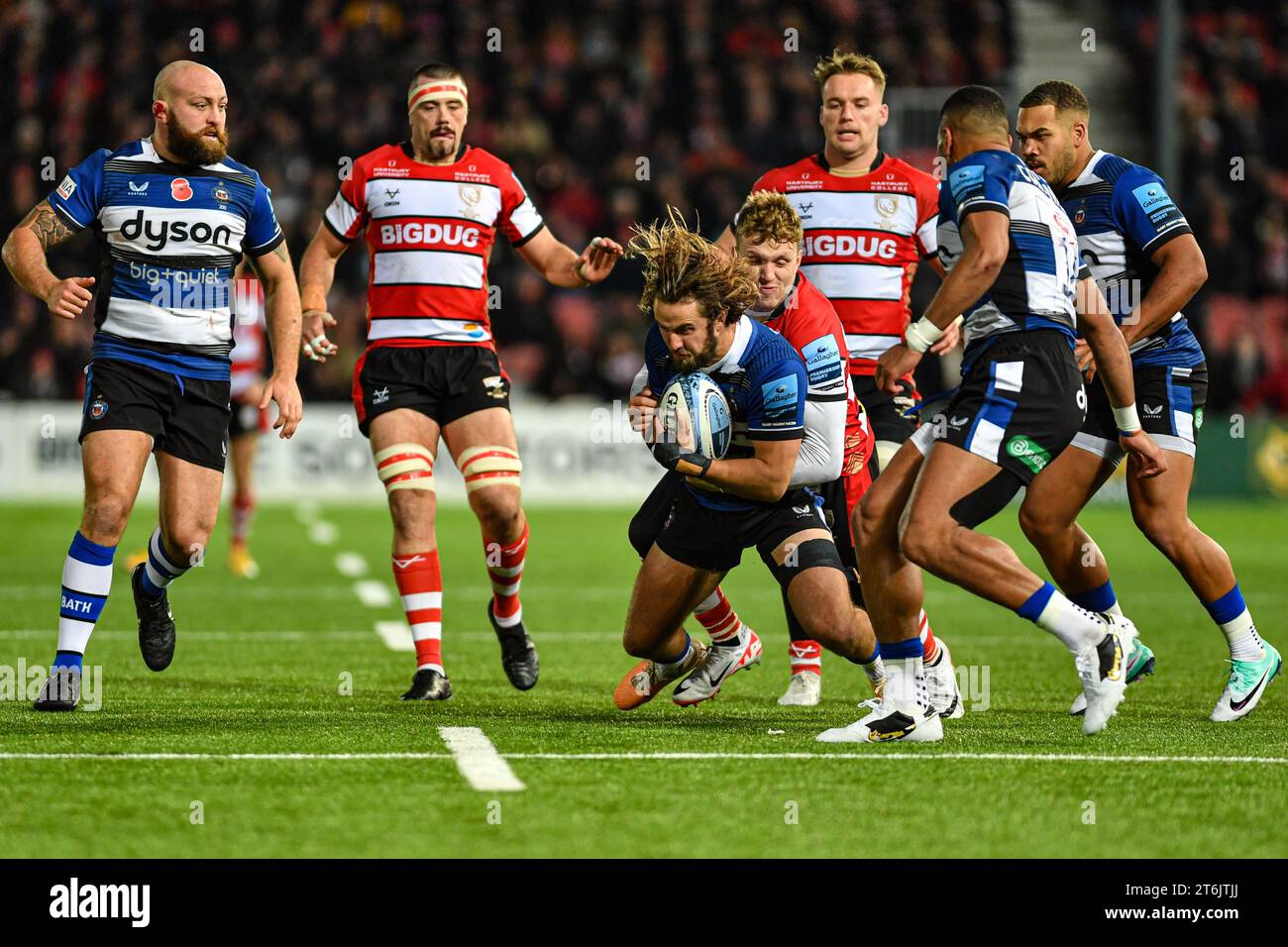 Kingsholm Stadium, Gloucester, Gloucestershire, UK. 10th Nov, 2023. Gallagher Premiership Rugby, Gloucester versus Bath Rugby; Wing Ollie Thorley of Gloucester tackles Fullback Tom de Glanville of Bath Credit: Action Plus Sports/Alamy Live News Stock Photo