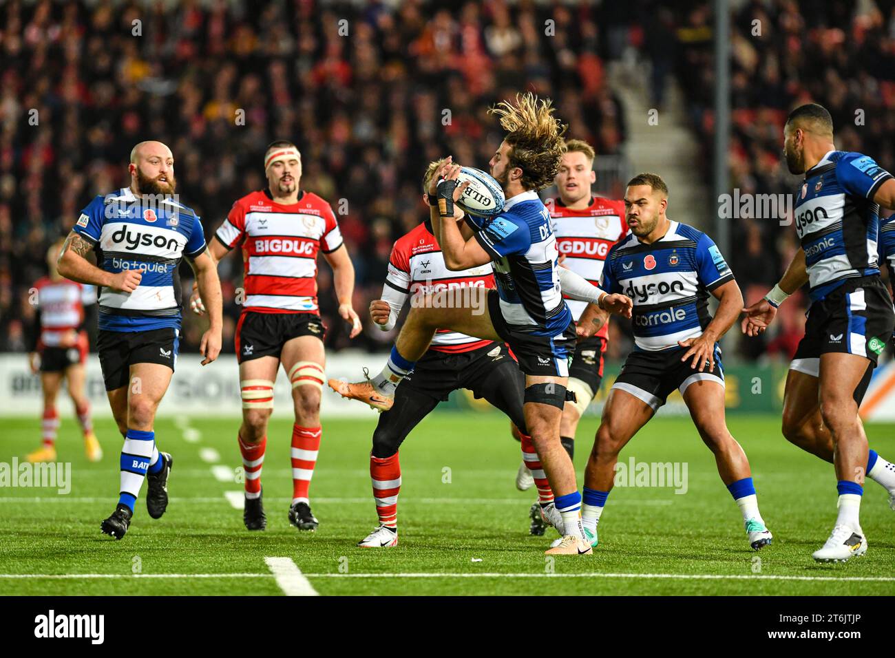 Kingsholm Stadium, Gloucester, Gloucestershire, UK. 10th Nov, 2023. Gallagher Premiership Rugby, Gloucester versus Bath Rugby; Fullback Tom de Glanville of Bath catches a high ball Credit: Action Plus Sports/Alamy Live News Stock Photo