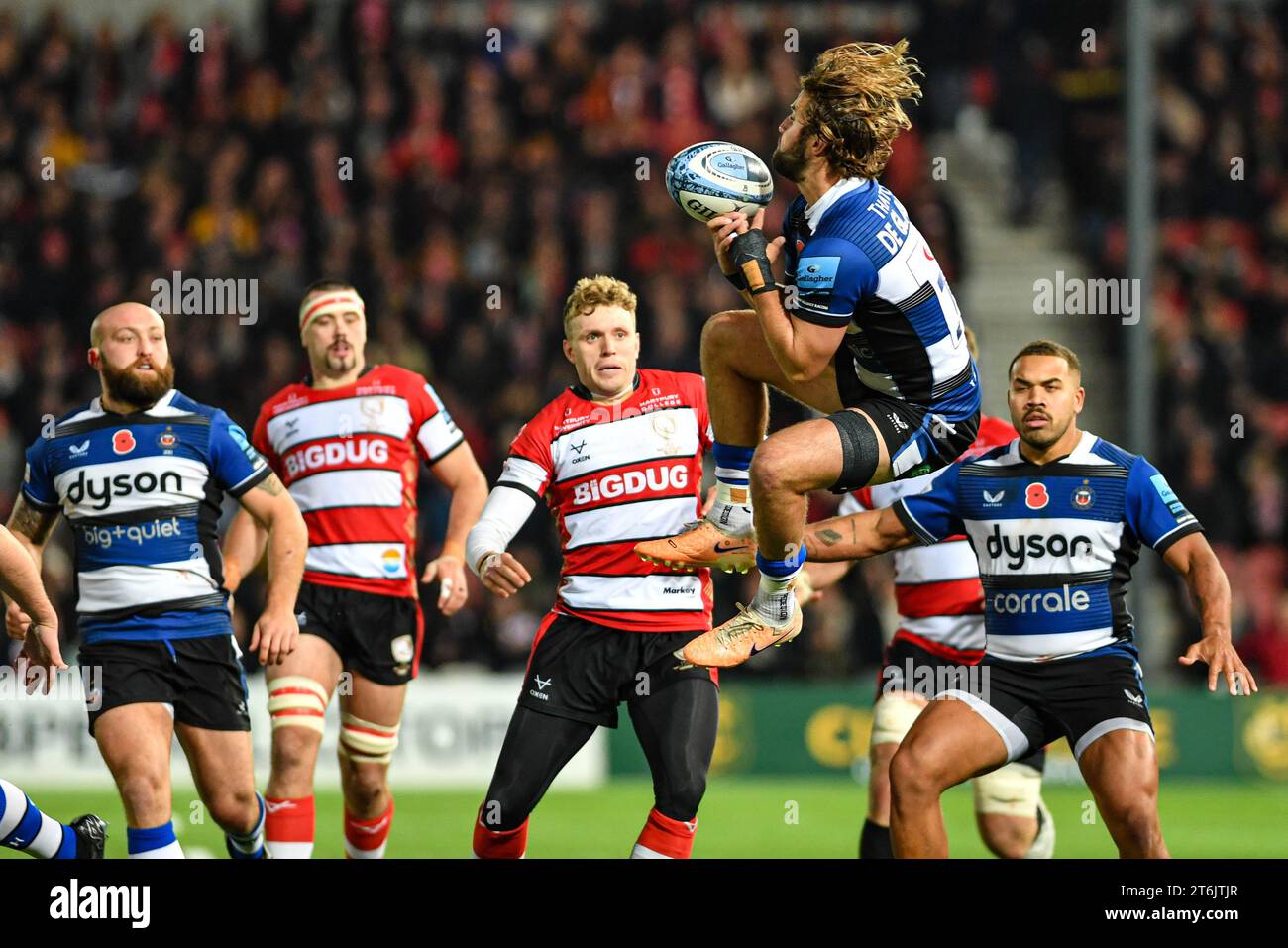 Kingsholm Stadium, Gloucester, Gloucestershire, UK. 10th Nov, 2023. Gallagher Premiership Rugby, Gloucester versus Bath Rugby; Fullback Tom de Glanville of Bath leaps to catch a high ball Credit: Action Plus Sports/Alamy Live News Stock Photo