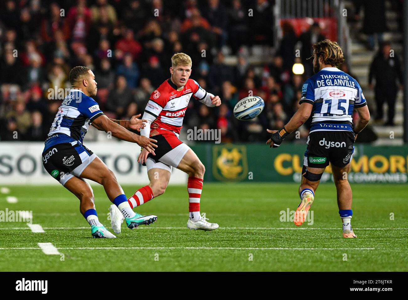 Kingsholm Stadium, Gloucester, Gloucestershire, UK. 10th Nov, 2023. Gallagher Premiership Rugby, Gloucester versus Bath Rugby; Centre Ollie Lawrence passes to Fullback Tom de Glanville of Bath Credit: Action Plus Sports/Alamy Live News Stock Photo