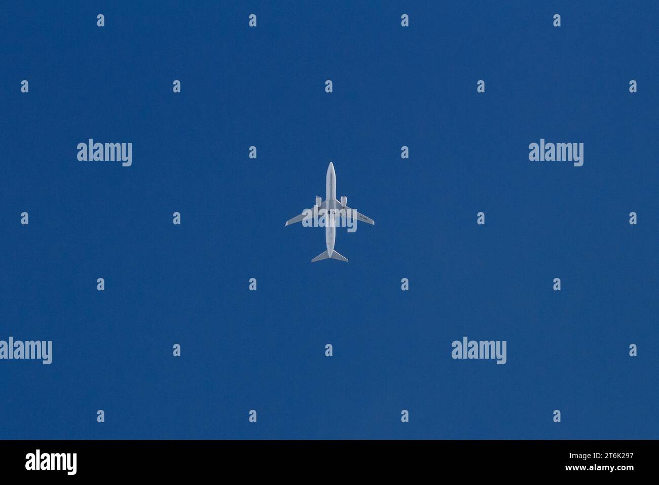 The underside of a Skymark Airlines Boeing 73786N flying to Kobe from