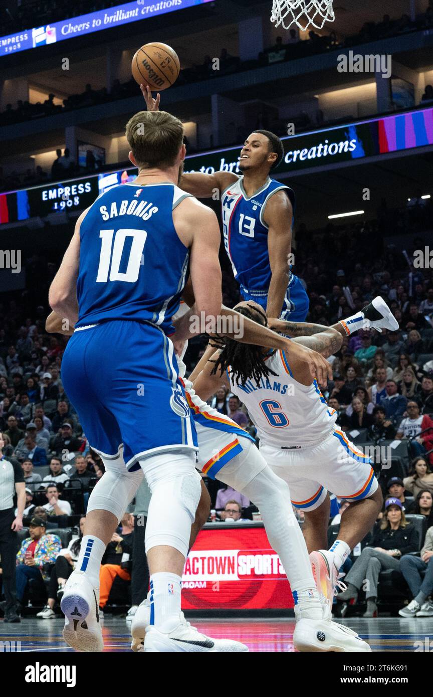 Oklahoma City Thunder forward Jaylin Williams (6) dunks