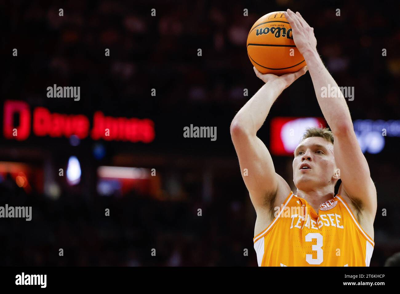 November 10, 2023 Tennessee Volunteers guard Dalton Knecht (3) takes a