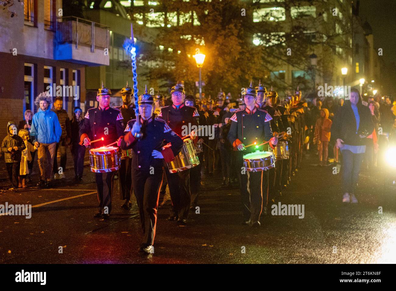 Umzug mit einem Spielmannszug zu Halloween auf der im Berliner