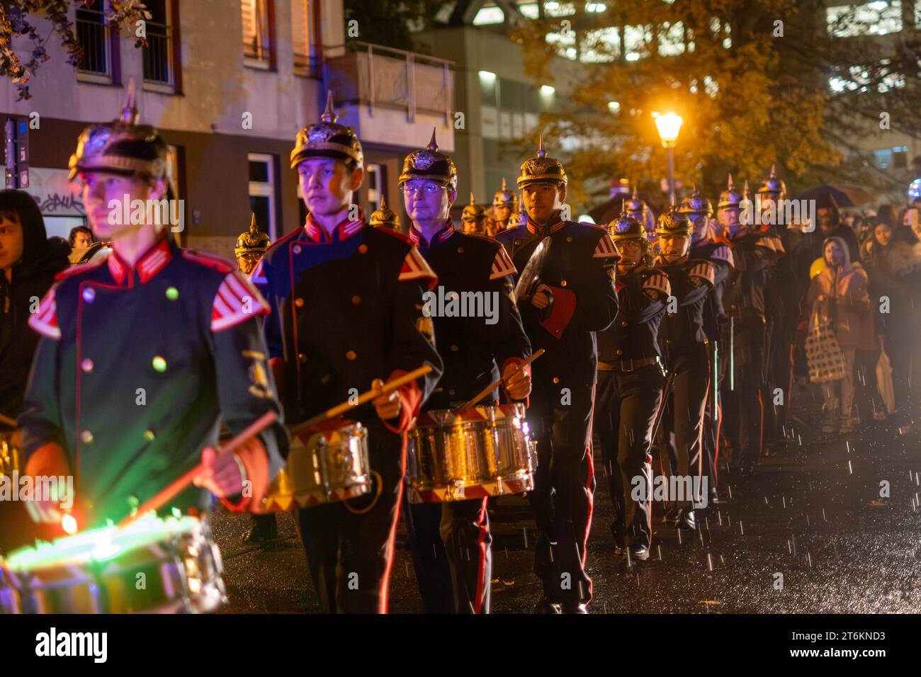 Umzug mit einem Spielmannszug zu Halloween auf der im Berliner