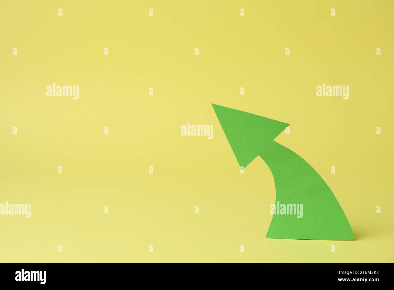 Curved green paper arrow hi-res stock photography and images - Alamy