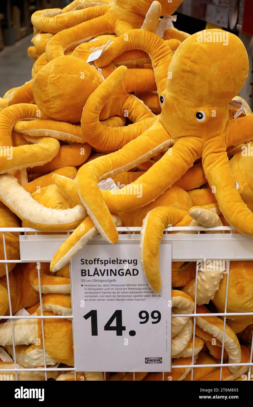Dsseldorf-Reisholz, Ikea Einrichtungshaus 08.11.2023 Oktopusse als  Stofftiere in einem Korb in der Abholhalle im Einrichtungshaus Ikea Foto:  Norbert Schmidt,Dsseldorf Stock Photo - Alamy