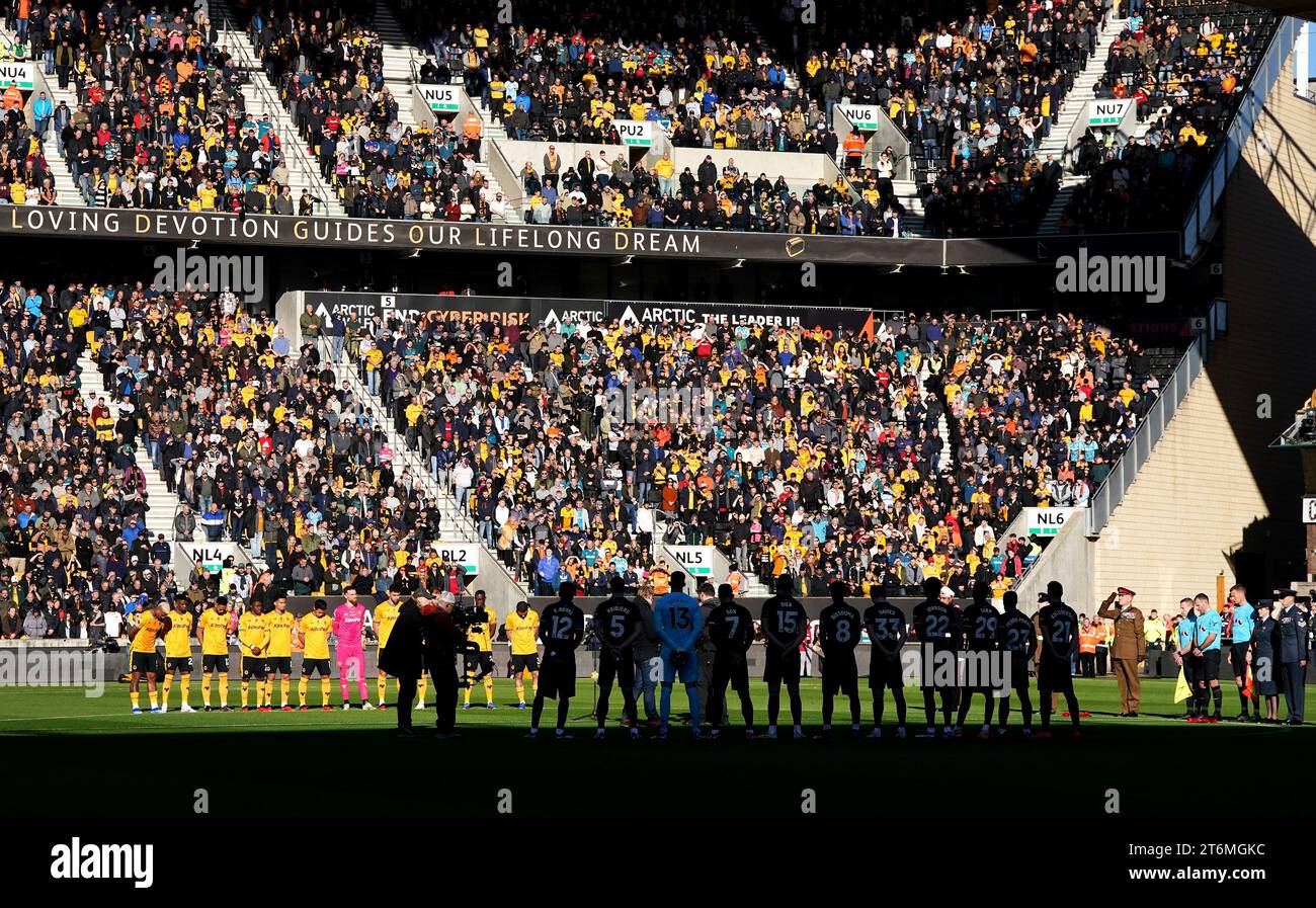 Wolverhampton Wanderers and Tottenham Hotspur players during a minute ...