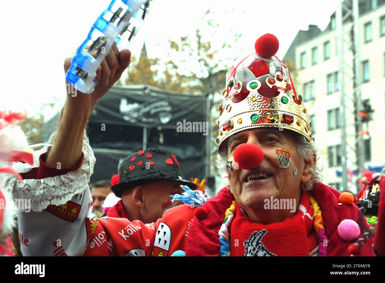 Karnevalisten in Kostüm vor der Bühne am 11.11.2023 in Köln bei der ...