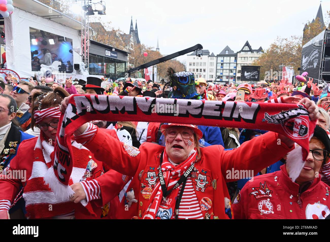 Karnevalisten in Kostüm vor der Bühne am 11.11.2023 in Köln bei der ...