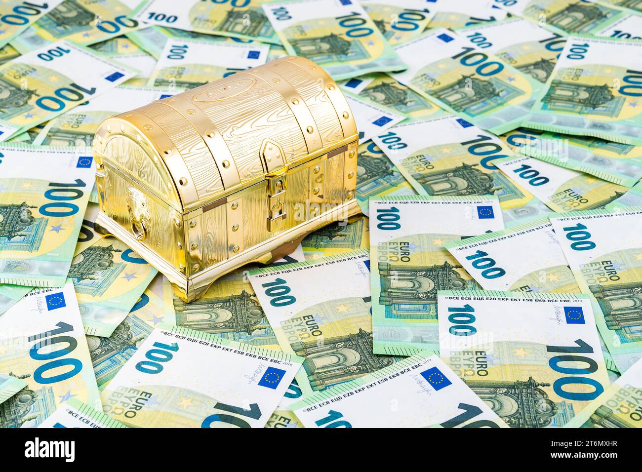 Golden chest hi-res stock photography and images - Alamy