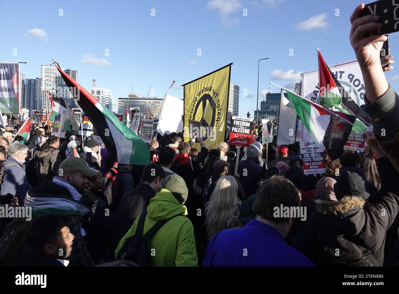 Victoria, South West London, UK.  11th November, 2023   The pro-Palestine march winds itÕs way across Vauxhall Bridge - in front of the iconic MI6 secret service building, on itÕs way to the US Embassy, Nine Elms, London Credit: Motofoto/Alamy Live News Stock Photo